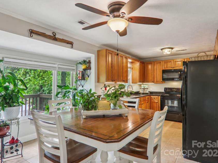 416 Cherokee Avenue, Black Mountain, NC 28711.  MLS# CAR4330813, YatesRealty ID 1618. Eat in Kitchen