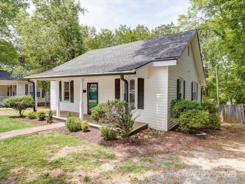 318 Chestnut Avenue, Kannapolis, NC 28081.  MLS# CAR4260562, YatesRealty ID 16180. 