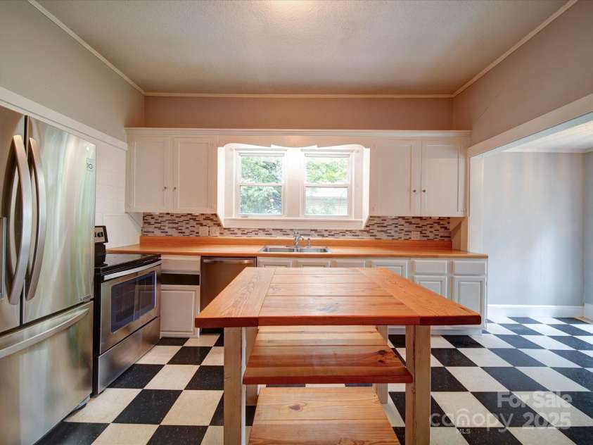 318 Chestnut Avenue, Kannapolis, NC 28081.  MLS# CAR4260562, YatesRealty ID 16180. 