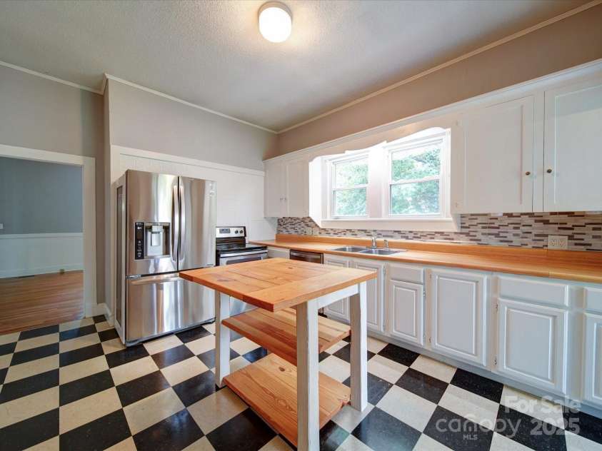 318 Chestnut Avenue, Kannapolis, NC 28081.  MLS# CAR4260562, YatesRealty ID 16180. Open kitchen with island.