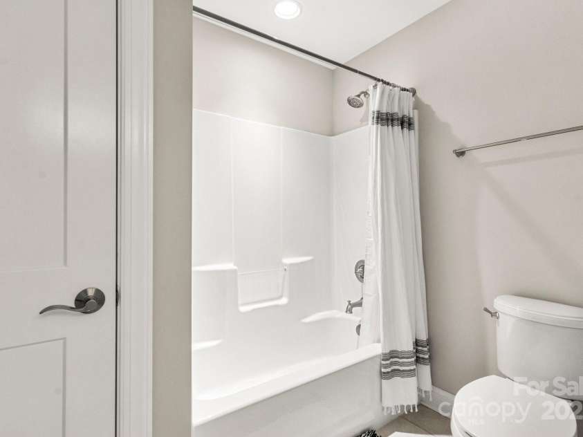 4189 Island Fox Lane, Denver, NC 28037.  MLS# CAR4264519, YatesRealty ID 16184. Jack and Jill Bathroom