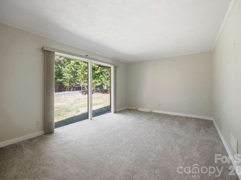 110 Tall Pine Circle, Salisbury, NC 28147.  MLS# CAR4373879, YatesRealty ID 16185. Living Room
