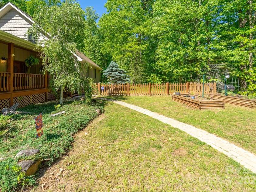 211 Natural Trail, Sylva, NC 28779.  MLS# CAR4257926, YatesRealty ID 16186. 