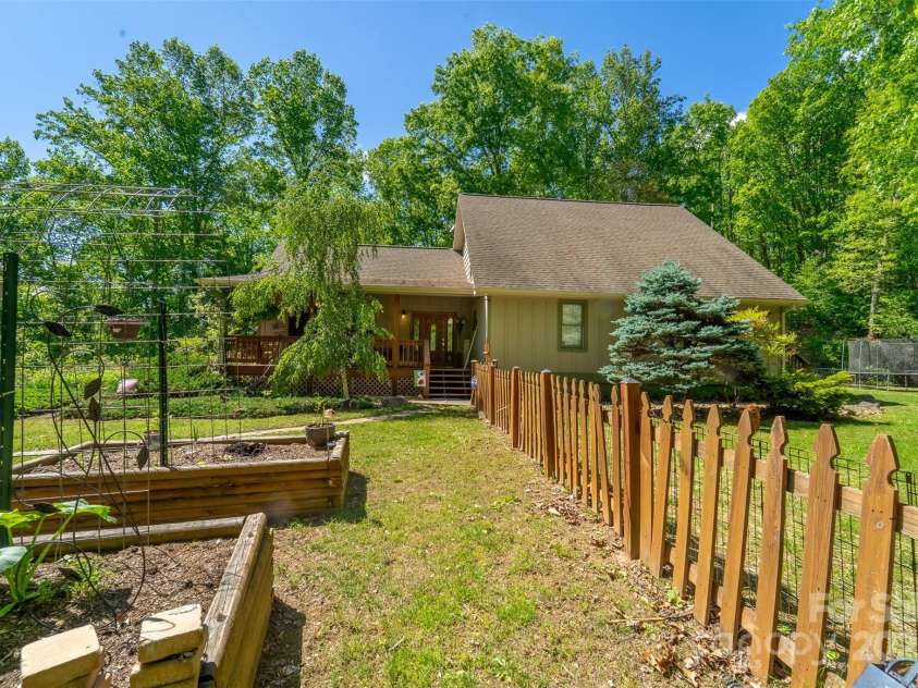 211 Natural Trail, Sylva, NC 28779.  MLS# CAR4257926, YatesRealty ID 16186. 