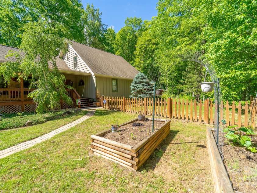 211 Natural Trail, Sylva, NC 28779.  MLS# CAR4257926, YatesRealty ID 16186. 