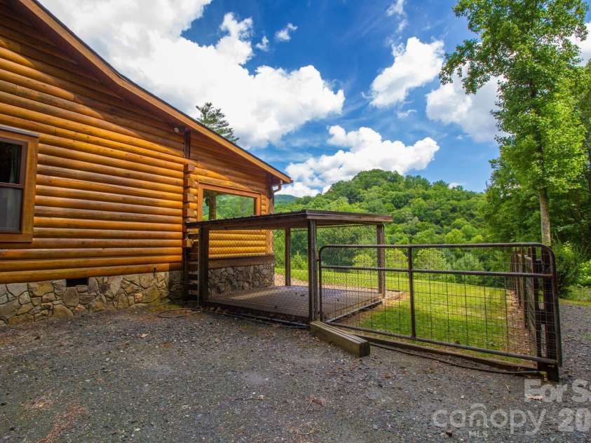 2811 Poplar Creek Road, Green Mountain, NC 28740.  MLS# CAR4370609, YatesRealty ID 16187. Kennel