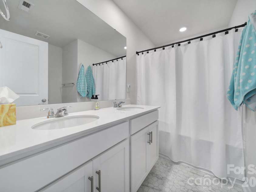 164 North Hill Lane, Troutman, NC 28166.  MLS# CAR4355544, YatesRealty ID 16189. Attached Bathroom