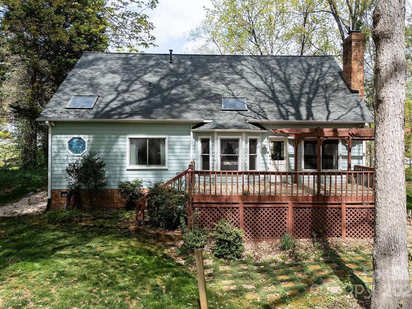 7007 Chapparall Lane, Charlotte, NC 28215.  MLS# CAR4223263, YatesRealty ID 16192. 