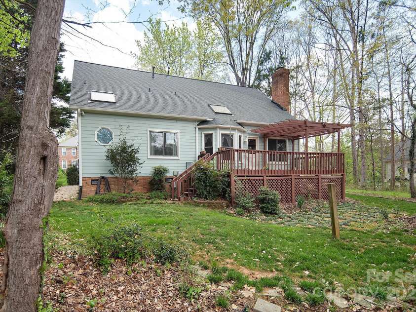 7007 Chapparall Lane, Charlotte, NC 28215.  MLS# CAR4223263, YatesRealty ID 16192. 