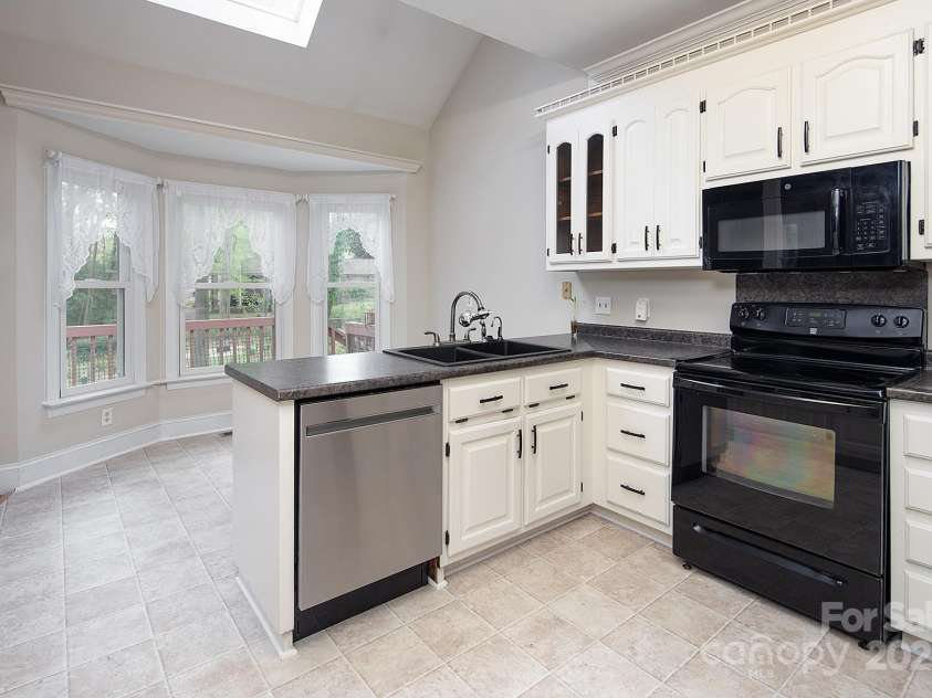 7007 Chapparall Lane, Charlotte, NC 28215.  MLS# CAR4223263, YatesRealty ID 16192. Bay window and skylight in Breakfast area overlooking backyard