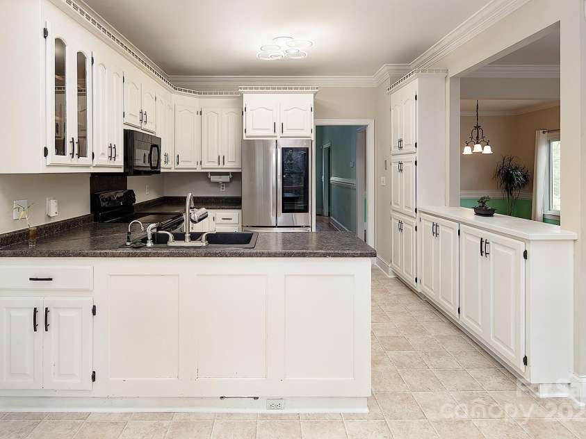 7007 Chapparall Lane, Charlotte, NC 28215.  MLS# CAR4223263, YatesRealty ID 16192. Kitchen with peninsula and lots of storage