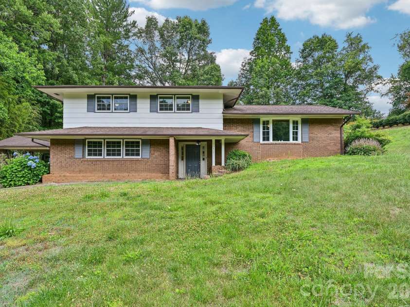 8417 Rolling Hills Avenue, Hickory, NC 28602.  MLS# CAR4394347, YatesRealty ID 16192. 