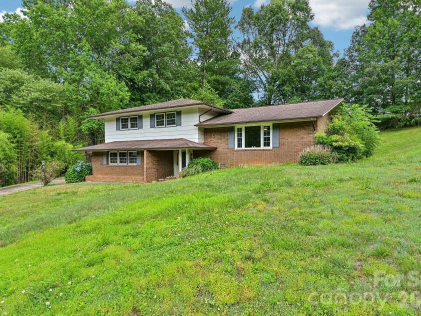 8417 Rolling Hills Avenue, Hickory, NC 28602.  MLS# CAR4394347, YatesRealty ID 16192. 