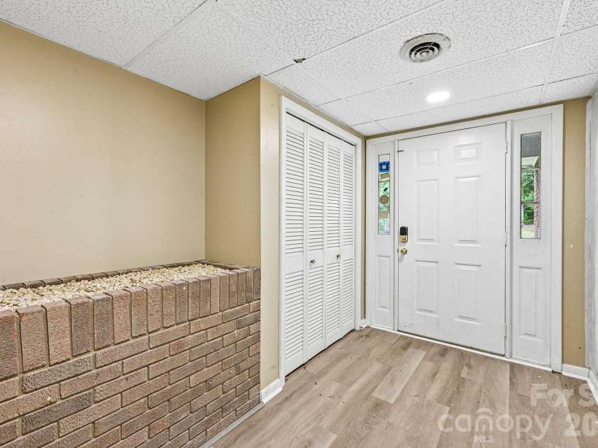 8417 Rolling Hills Avenue, Hickory, NC 28602.  MLS# CAR4394347, YatesRealty ID 16192. 