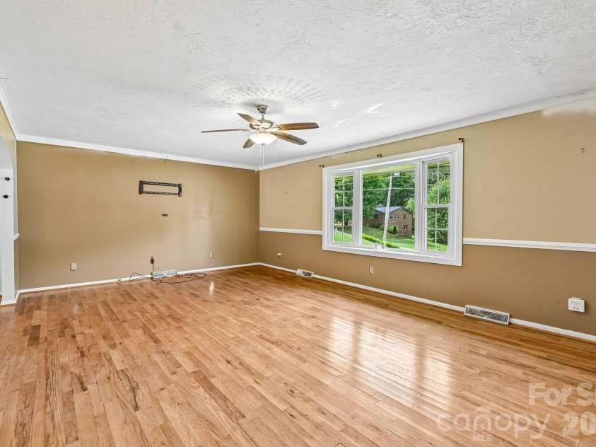 8417 Rolling Hills Avenue, Hickory, NC 28602.  MLS# CAR4394347, YatesRealty ID 16192. 