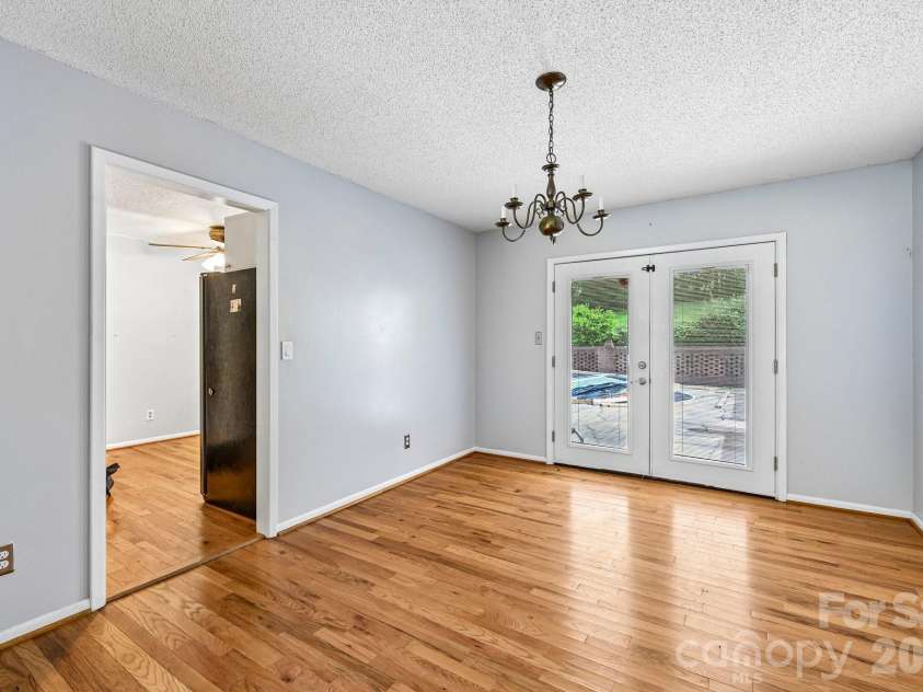 8417 Rolling Hills Avenue, Hickory, NC 28602.  MLS# CAR4394347, YatesRealty ID 16192. 