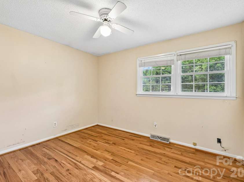 8417 Rolling Hills Avenue, Hickory, NC 28602.  MLS# CAR4394347, YatesRealty ID 16192. 
