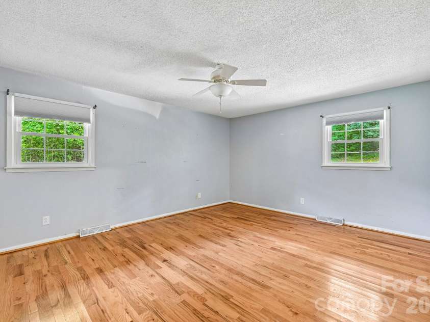 8417 Rolling Hills Avenue, Hickory, NC 28602.  MLS# CAR4394347, YatesRealty ID 16192. 