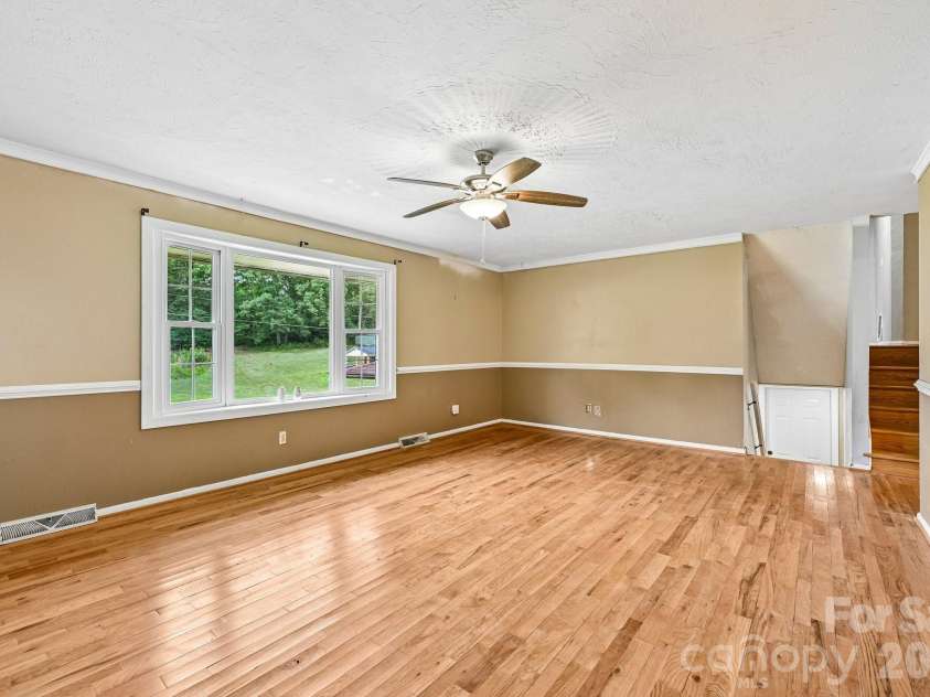 8417 Rolling Hills Avenue, Hickory, NC 28602.  MLS# CAR4394347, YatesRealty ID 16192. 