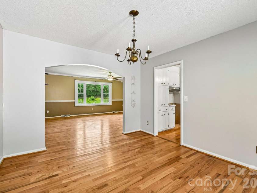 8417 Rolling Hills Avenue, Hickory, NC 28602.  MLS# CAR4394347, YatesRealty ID 16192. 