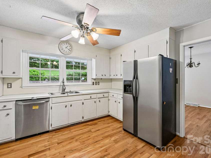 8417 Rolling Hills Avenue, Hickory, NC 28602.  MLS# CAR4394347, YatesRealty ID 16192. 