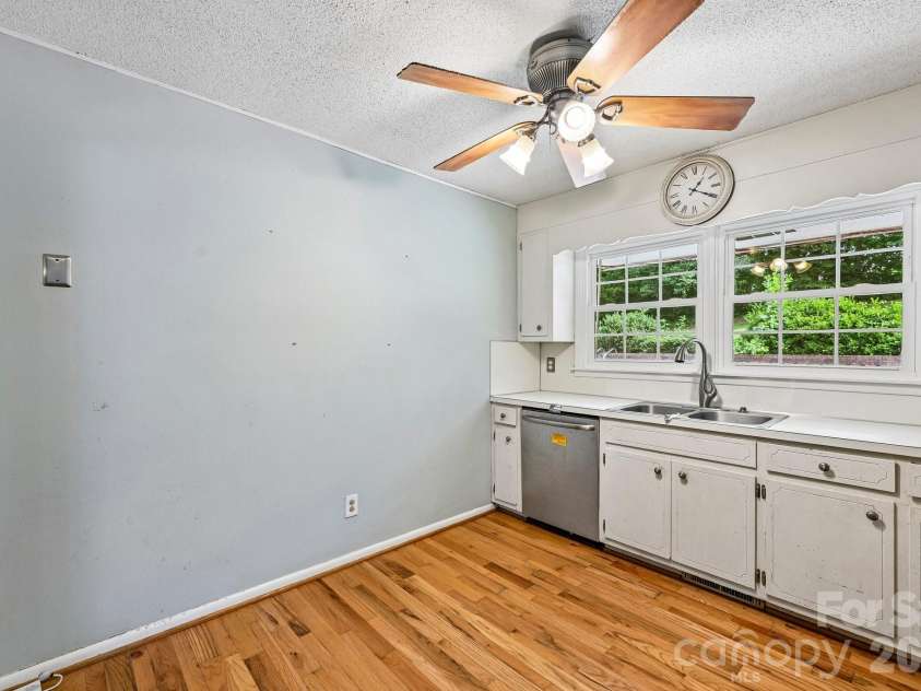 8417 Rolling Hills Avenue, Hickory, NC 28602.  MLS# CAR4394347, YatesRealty ID 16192. 