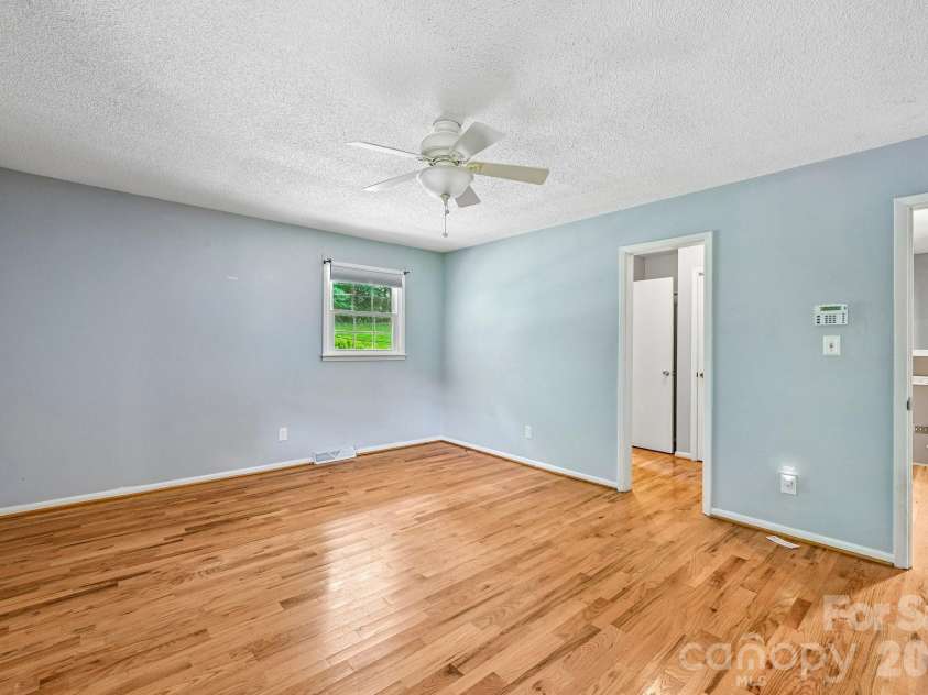 8417 Rolling Hills Avenue, Hickory, NC 28602.  MLS# CAR4394347, YatesRealty ID 16192. 