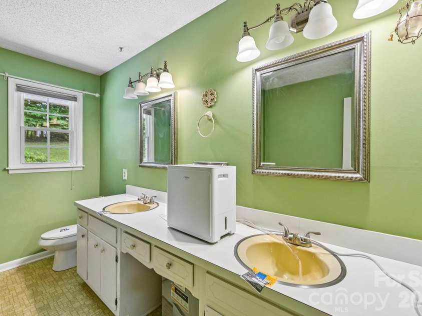 8417 Rolling Hills Avenue, Hickory, NC 28602.  MLS# CAR4394347, YatesRealty ID 16192. 