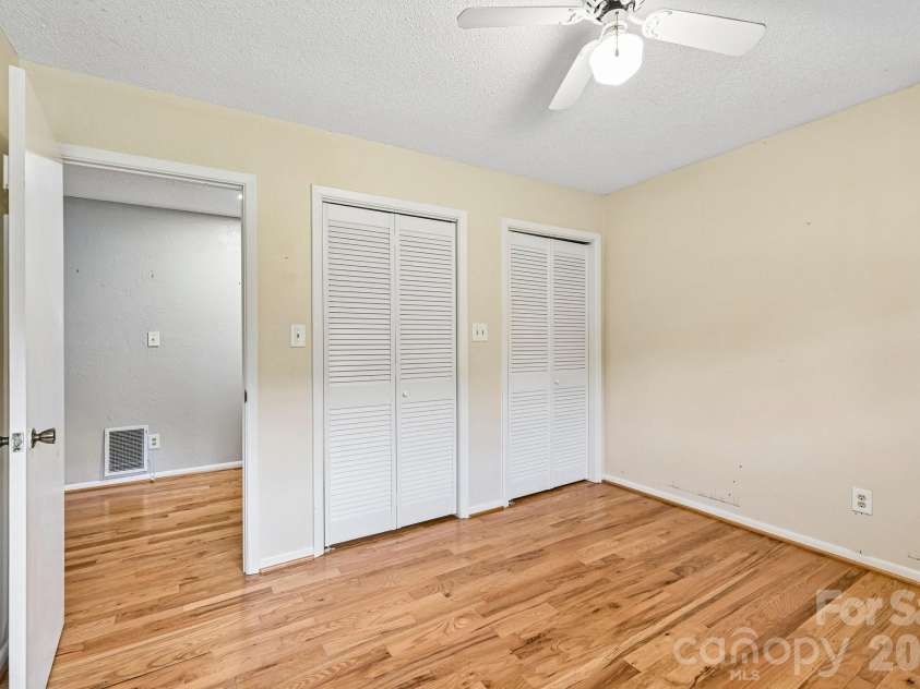 8417 Rolling Hills Avenue, Hickory, NC 28602.  MLS# CAR4394347, YatesRealty ID 16192. 