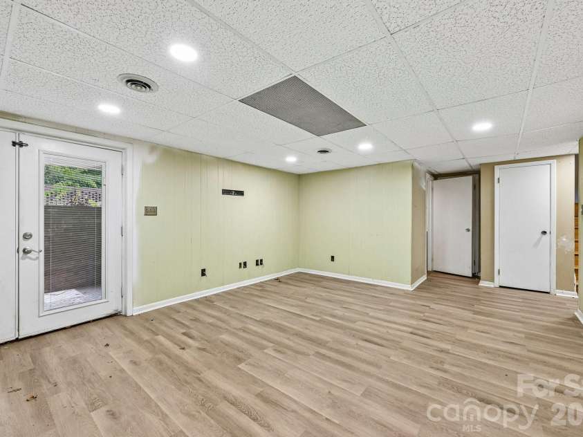 8417 Rolling Hills Avenue, Hickory, NC 28602.  MLS# CAR4394347, YatesRealty ID 16192. 