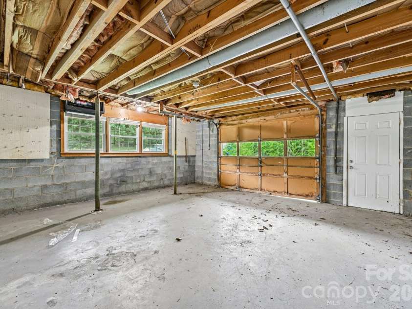 8417 Rolling Hills Avenue, Hickory, NC 28602.  MLS# CAR4394347, YatesRealty ID 16192. 