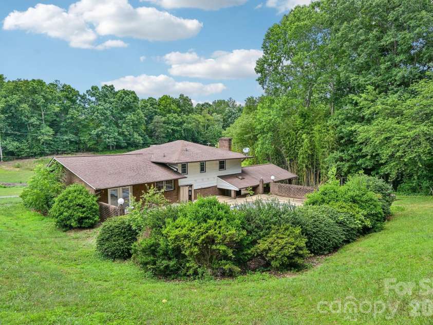 8417 Rolling Hills Avenue, Hickory, NC 28602.  MLS# CAR4394347, YatesRealty ID 16192. 