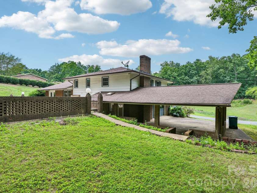 8417 Rolling Hills Avenue, Hickory, NC 28602.  MLS# CAR4394347, YatesRealty ID 16192. 