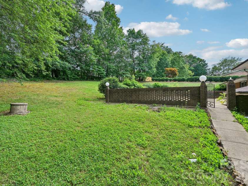 8417 Rolling Hills Avenue, Hickory, NC 28602.  MLS# CAR4394347, YatesRealty ID 16192. 