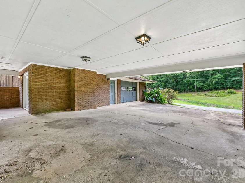 8417 Rolling Hills Avenue, Hickory, NC 28602.  MLS# CAR4394347, YatesRealty ID 16192. 
