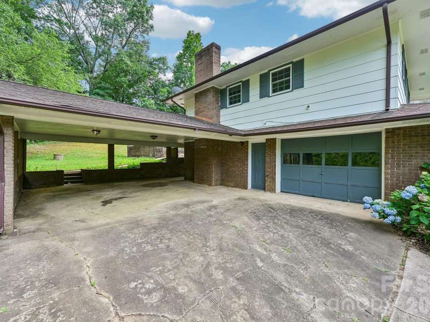 8417 Rolling Hills Avenue, Hickory, NC 28602.  MLS# CAR4394347, YatesRealty ID 16192. 