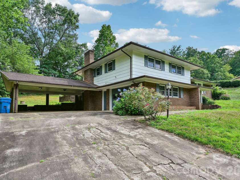 8417 Rolling Hills Avenue, Hickory, NC 28602.  MLS# CAR4394347, YatesRealty ID 16192. 