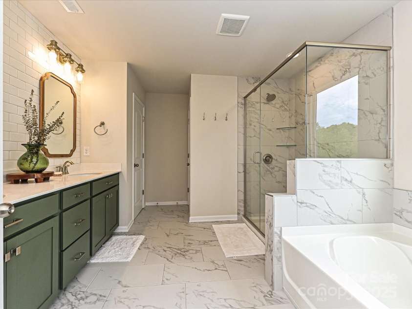 10035 Mast Cove Lane, Charlotte, NC 28278.  MLS# CAR4246317, YatesRealty ID 16193. 