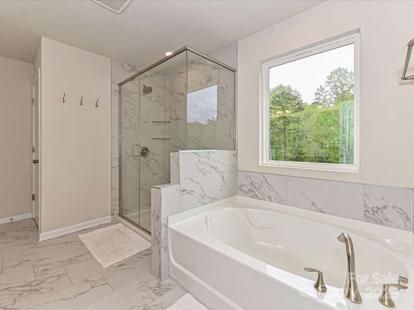 10035 Mast Cove Lane, Charlotte, NC 28278.  MLS# CAR4246317, YatesRealty ID 16193. 