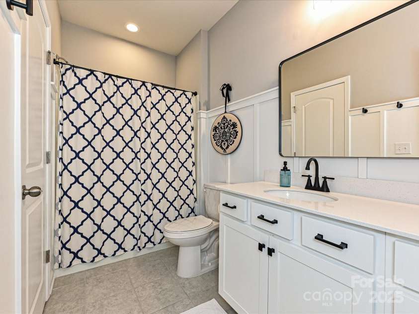 10035 Mast Cove Lane, Charlotte, NC 28278.  MLS# CAR4246317, YatesRealty ID 16193. Basement Bath