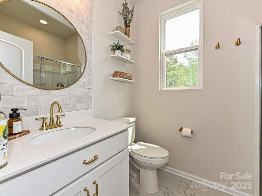 10035 Mast Cove Lane, Charlotte, NC 28278.  MLS# CAR4246317, YatesRealty ID 16193. Main Floor Full bath