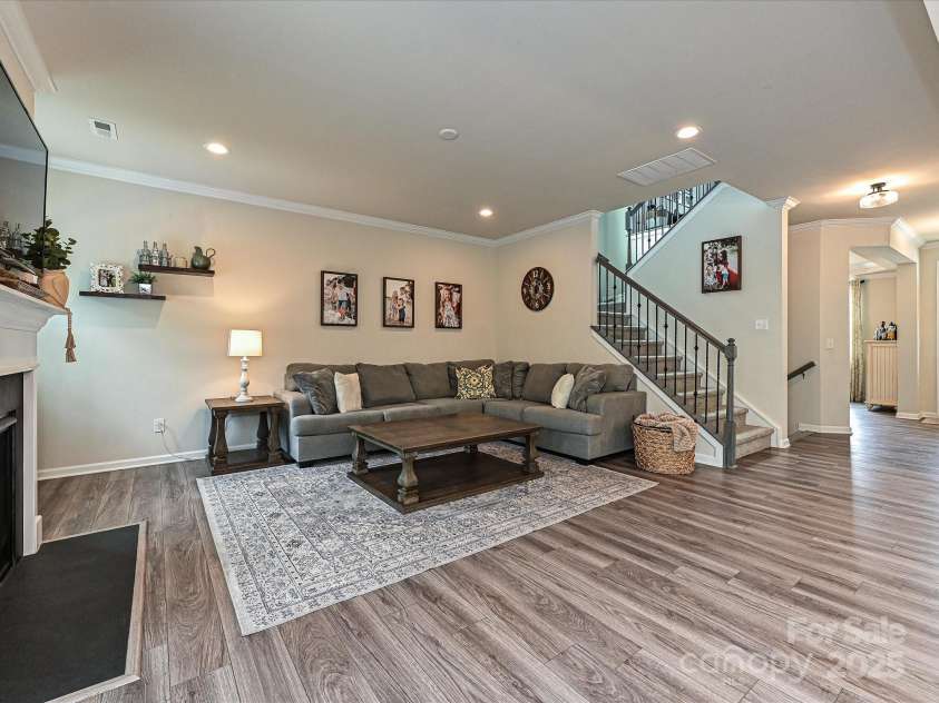 10035 Mast Cove Lane, Charlotte, NC 28278.  MLS# CAR4246317, YatesRealty ID 16193. Open Floorplan