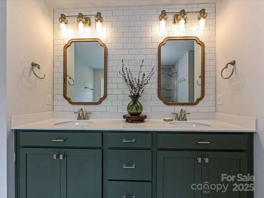 10035 Mast Cove Lane, Charlotte, NC 28278.  MLS# CAR4246317, YatesRealty ID 16193. Primary Bath