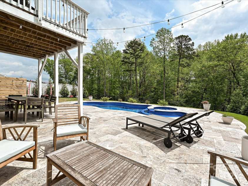 10035 Mast Cove Lane, Charlotte, NC 28278.  MLS# CAR4246317, YatesRealty ID 16193. Travertine Tile