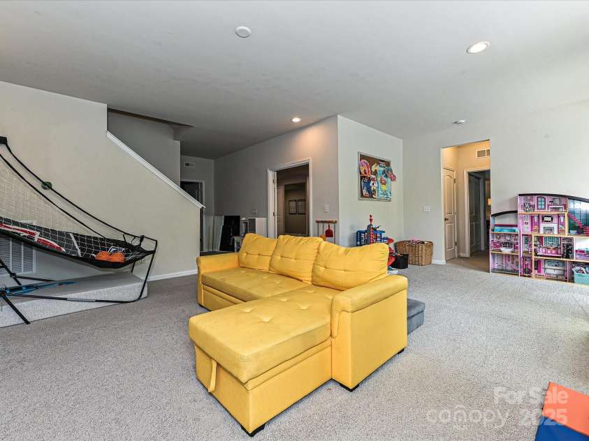 10035 Mast Cove Lane, Charlotte, NC 28278.  MLS# CAR4246317, YatesRealty ID 16193. Walk-Out Basement