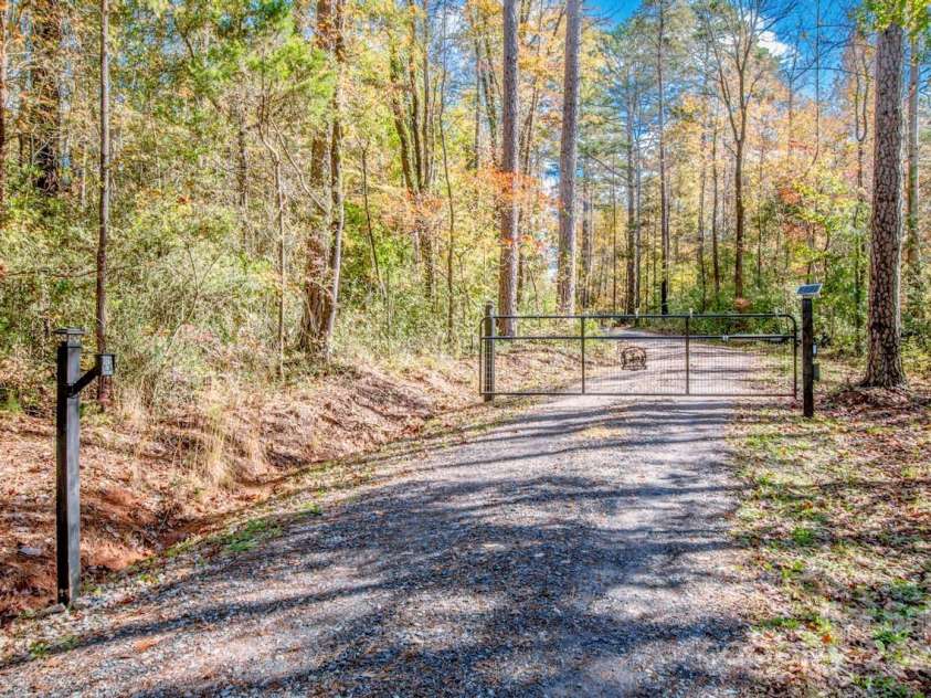 4901 Chapel Grove Road, Gastonia, NC 28052.  MLS# CAR4317195, YatesRealty ID 16193. 