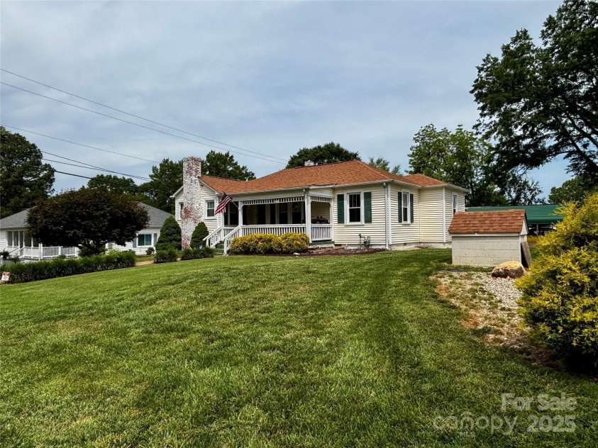 522 Congress Street, Lincolnton, NC 28092.  MLS# CAR4263907, YatesRealty ID 16194. 