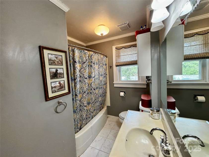 522 Congress Street, Lincolnton, NC 28092.  MLS# CAR4263907, YatesRealty ID 16194. 