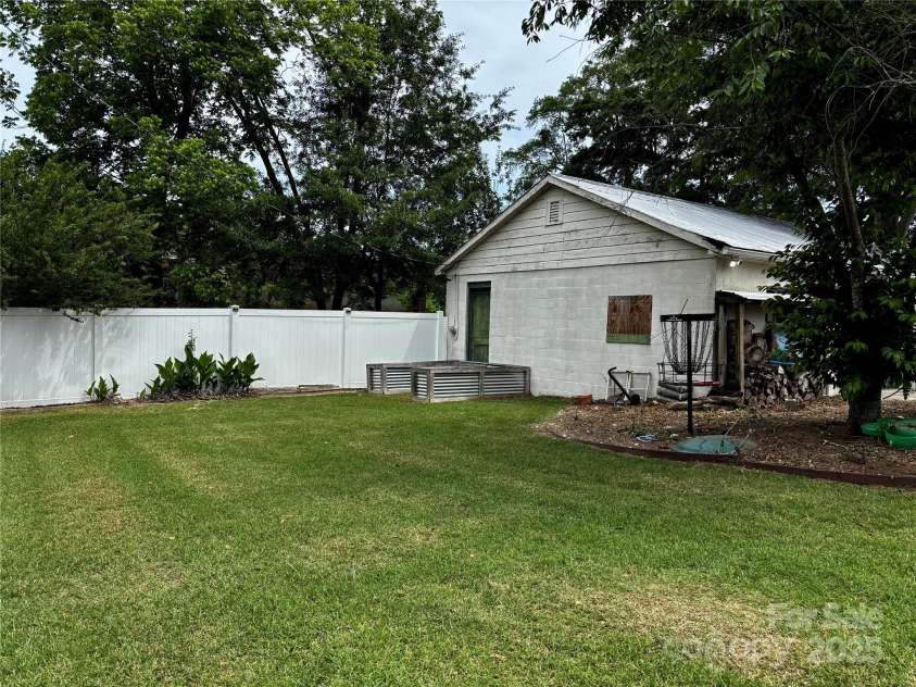 522 Congress Street, Lincolnton, NC 28092.  MLS# CAR4263907, YatesRealty ID 16194. 