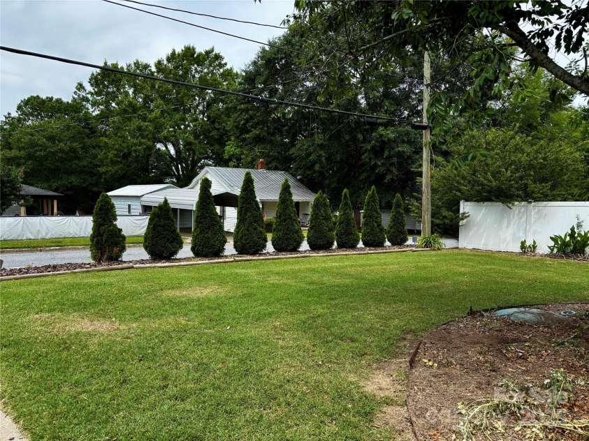 522 Congress Street, Lincolnton, NC 28092.  MLS# CAR4263907, YatesRealty ID 16194. 